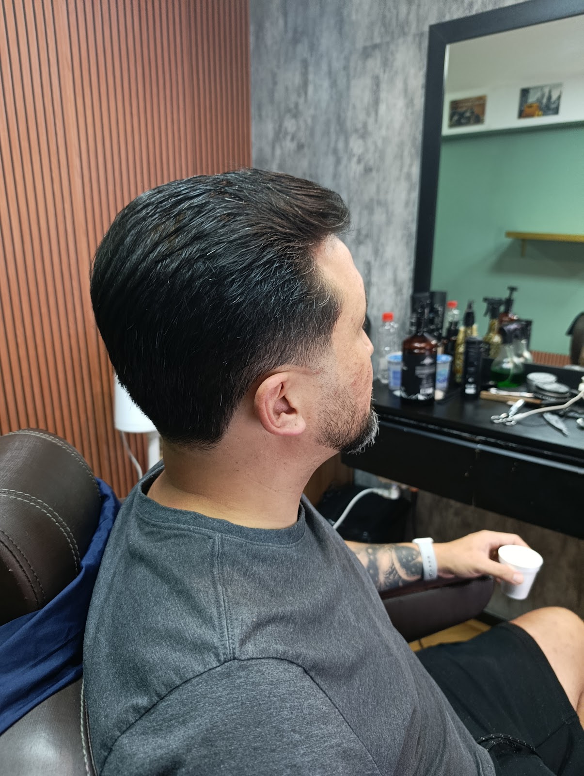 Cliente sendo atendido na barbearia A Barbeira, no Alto Boqueirão, Curitiba