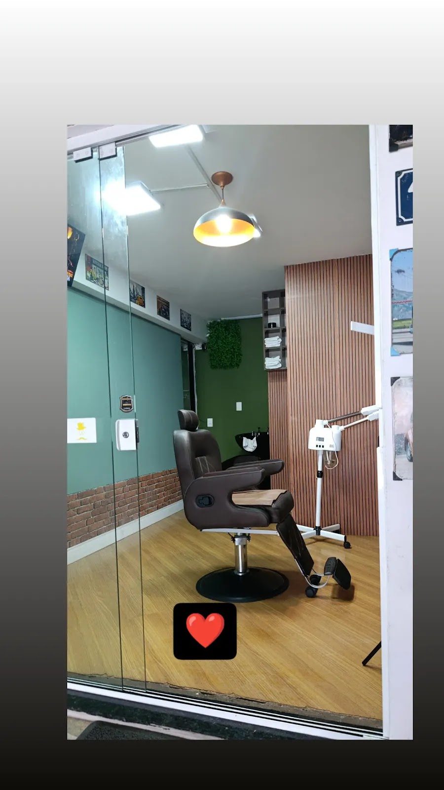 Cliente com corte e barba feitos na barbearia A Barbeira